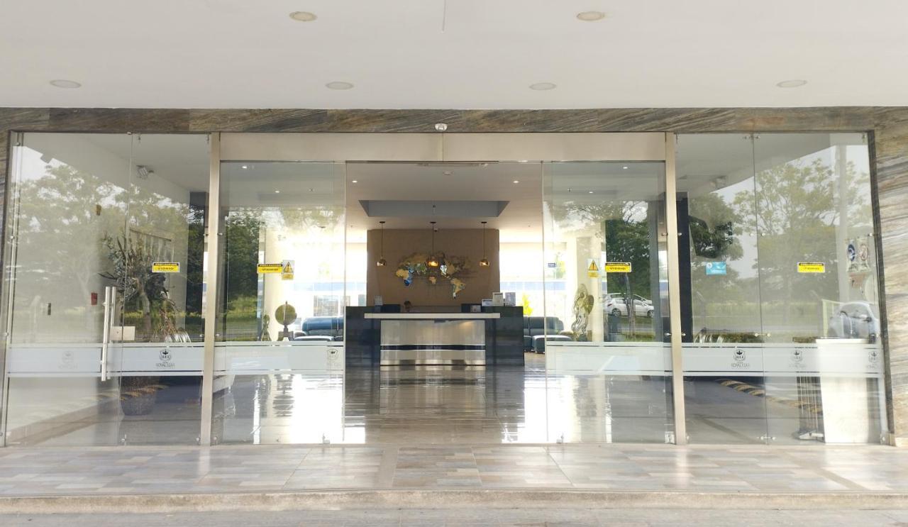 Hotel Royal Elim International Cali Exteriör bild Entrance to the museum