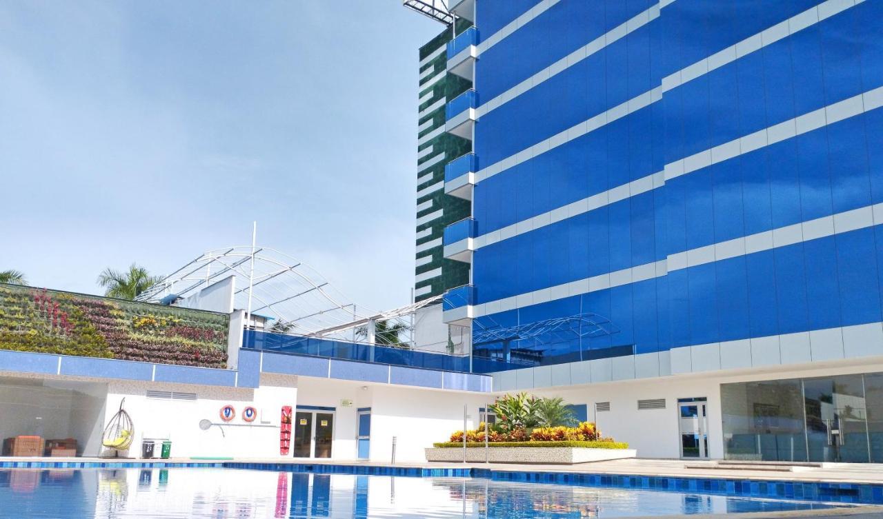 Hotel Royal Elim International Cali Exteriör bild The pool at the hotel