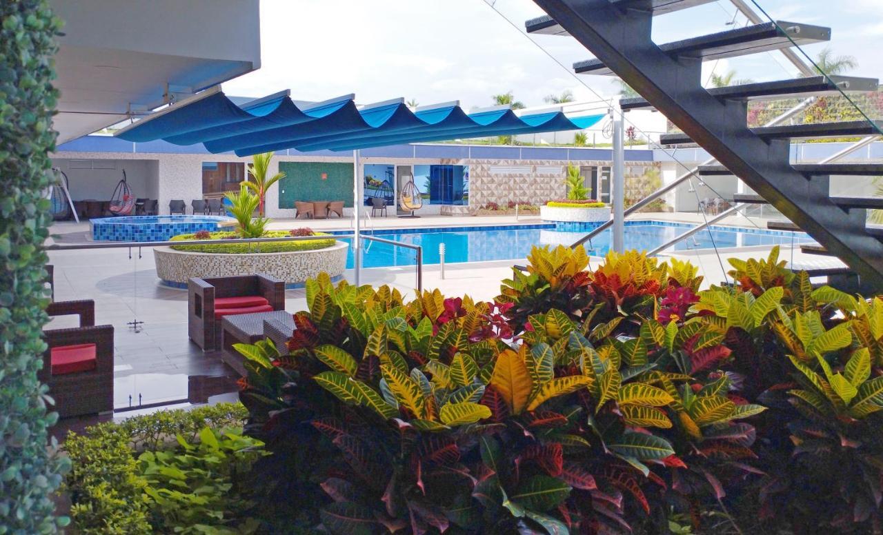 Hotel Royal Elim International Cali Exteriör bild The pool at the hotel