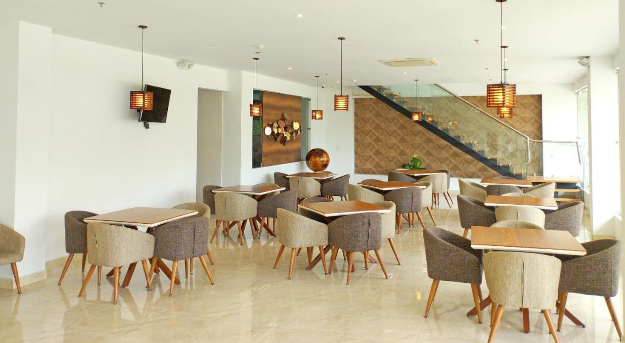 Hotel Royal Elim International Cali Exteriör bild The interior of the restaurant