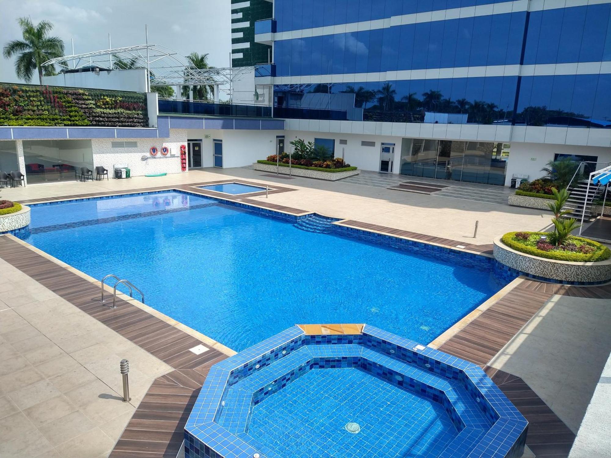 Hotel Royal Elim International Cali Exteriör bild Swimming pool at the hotel