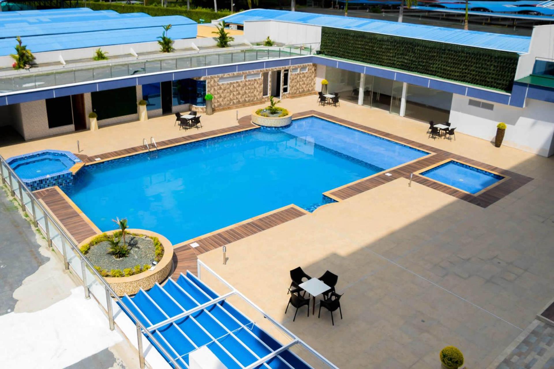Hotel Royal Elim International Cali Exteriör bild The pool at the hotel