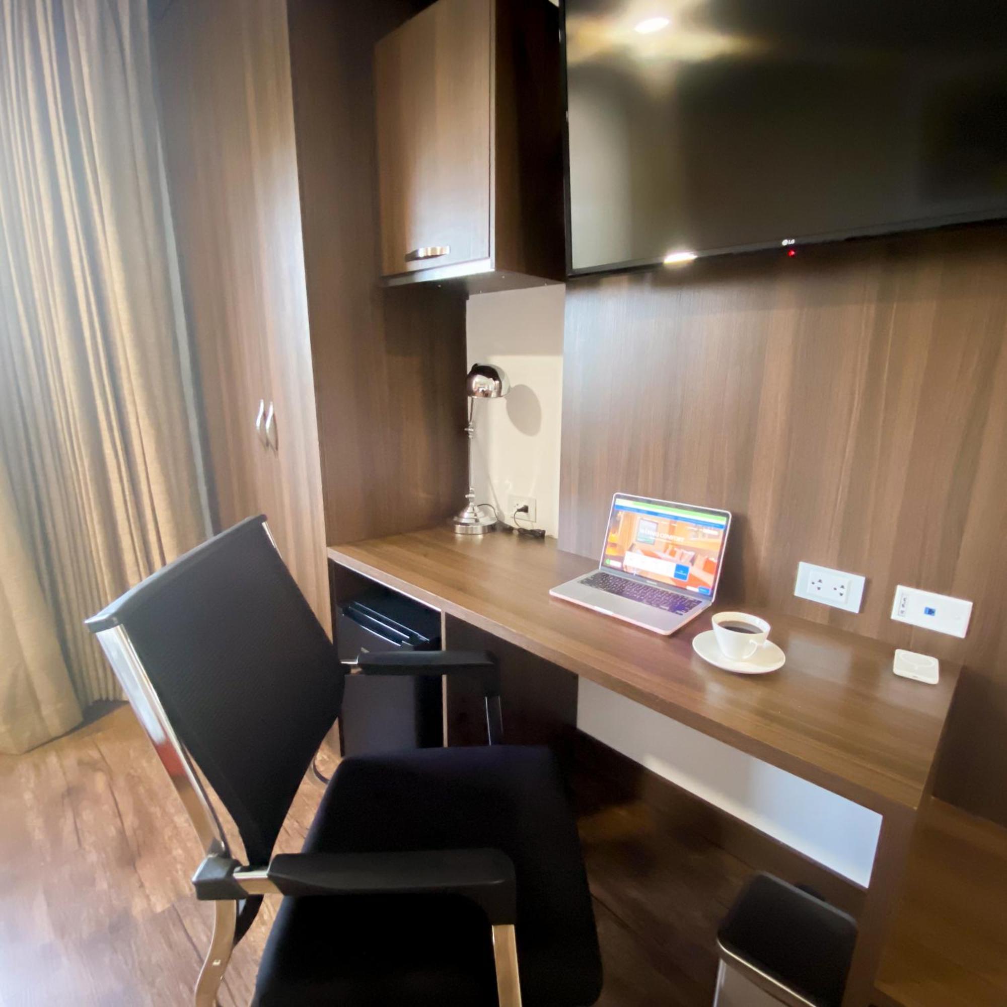 Hotel Royal Elim International Cali Exteriör bild A work desk in a hotel room